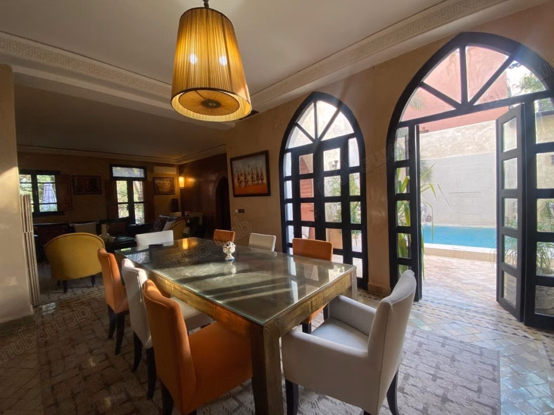 Bellissimo riad in vendita a Ennakhil Palmeraie. 5 camere piacevoli. Tutti i comfort con camino e aria condizionata