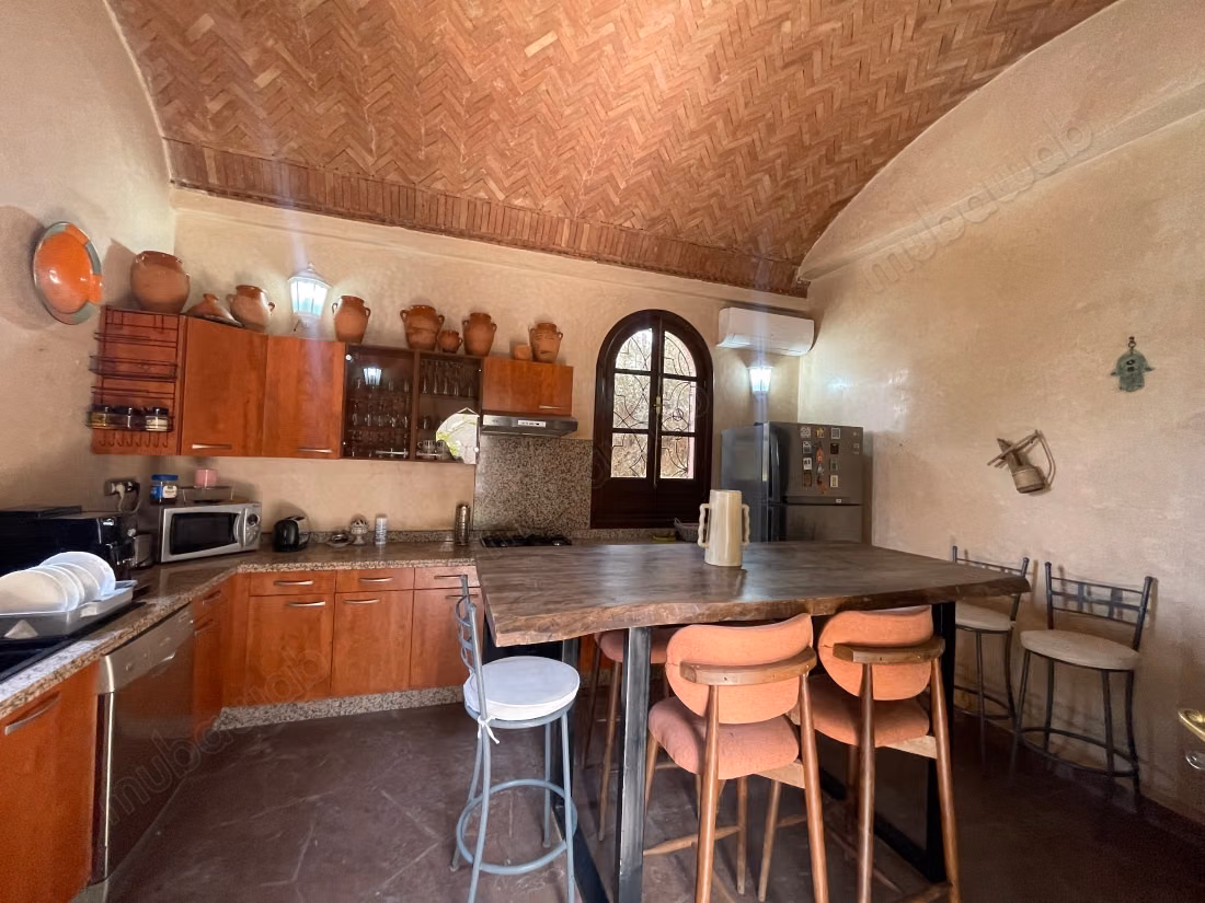 Bellissimo riad in vendita a Ennakhil Palmeraie. 5 camere piacevoli. Tutti i comfort con camino e aria condizionata
