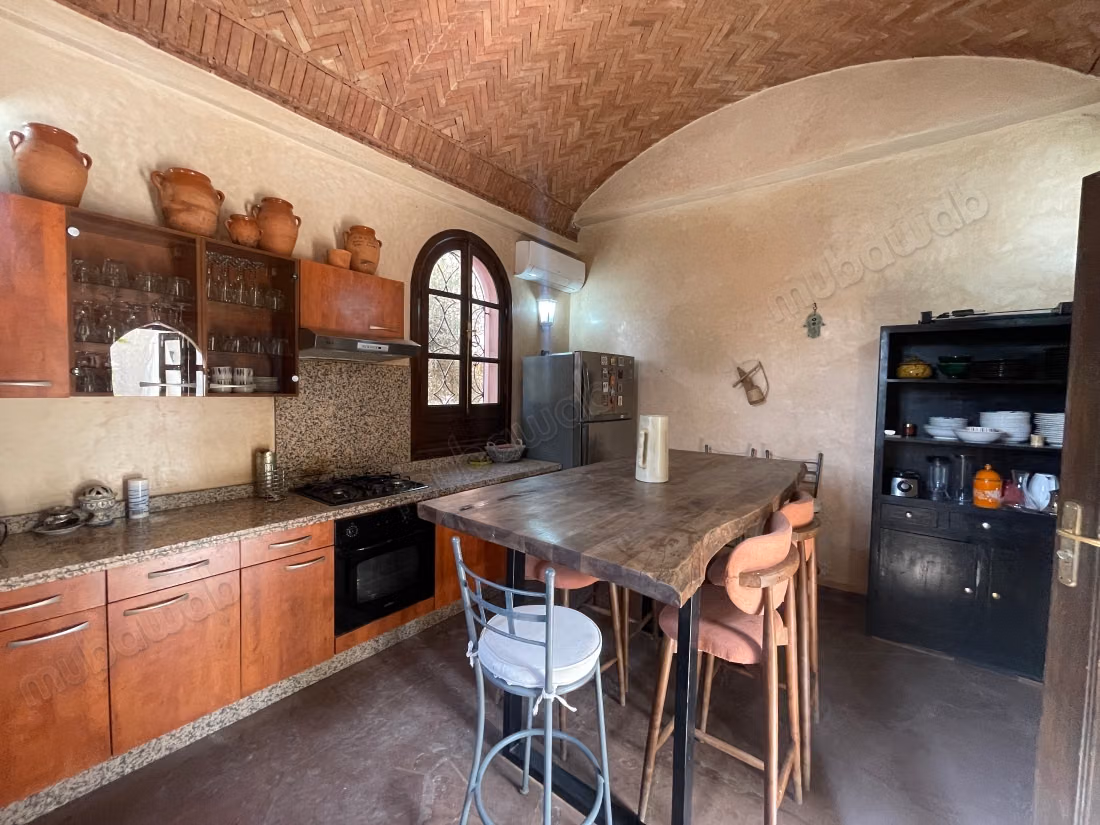 Bellissimo riad in vendita a Ennakhil Palmeraie. 5 camere piacevoli. Tutti i comfort con camino e aria condizionata