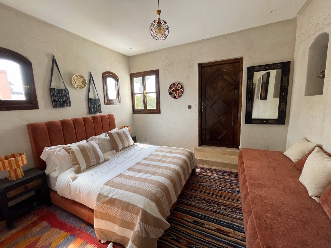 Bellissimo riad in vendita a Ennakhil Palmeraie. 5 camere piacevoli. Tutti i comfort con camino e aria condizionata