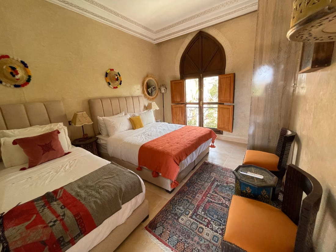 Bellissimo riad in vendita a Ennakhil Palmeraie. 5 camere piacevoli. Tutti i comfort con camino e aria condizionata