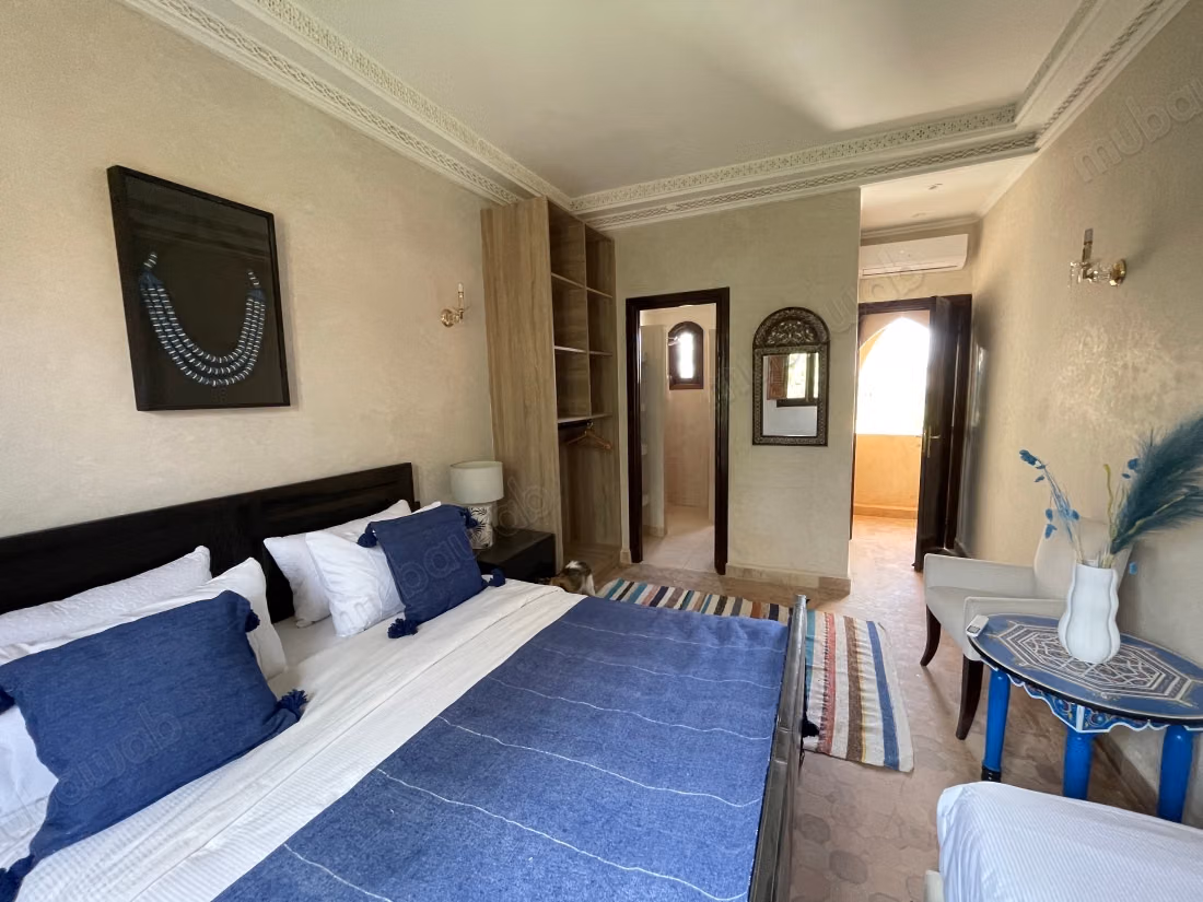 Bellissimo riad in vendita a Ennakhil Palmeraie. 5 camere piacevoli. Tutti i comfort con camino e aria condizionata