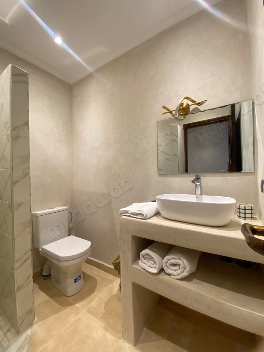 Bellissimo riad in vendita a Ennakhil Palmeraie. 5 camere piacevoli. Tutti i comfort con camino e aria condizionata