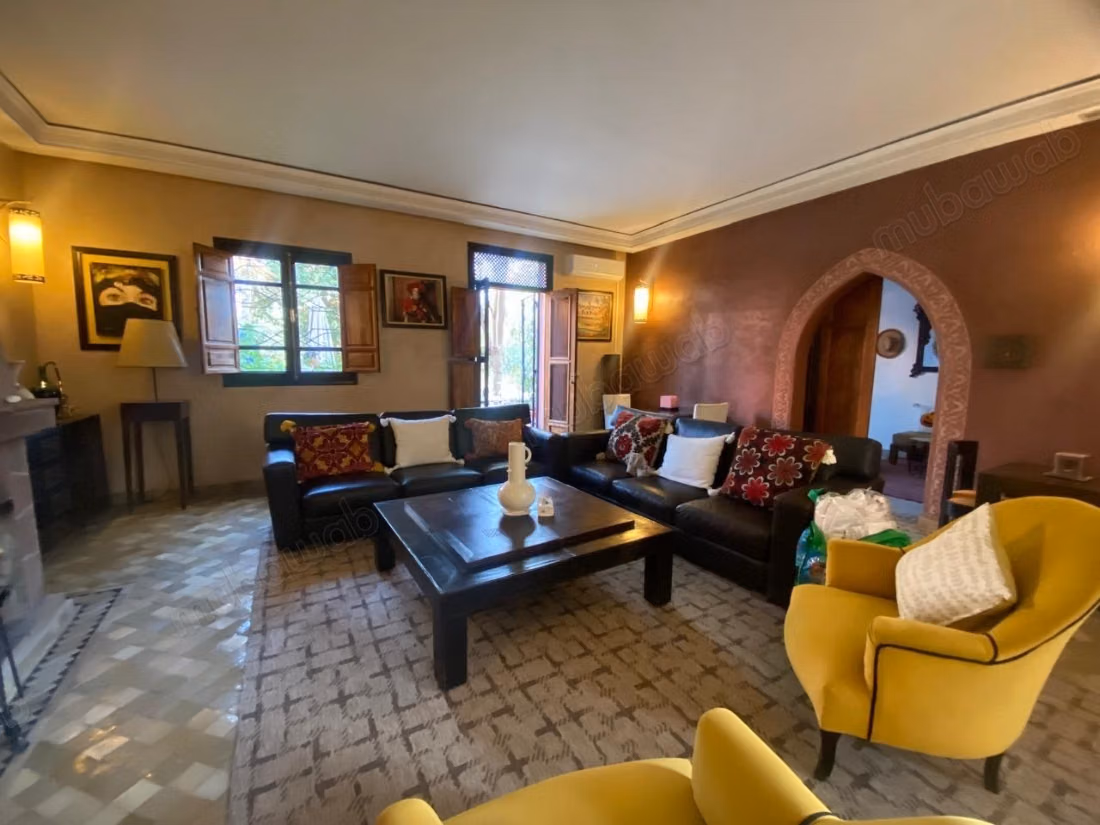 Bellissimo riad in vendita a Ennakhil Palmeraie. 5 camere piacevoli. Tutti i comfort con camino e aria condizionata