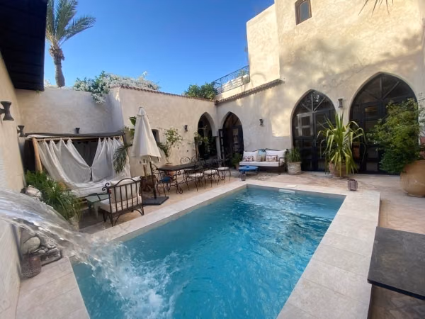 Bellissimo riad in vendita a Ennakhil Palmeraie. 5 camere piacevoli. Tutti i comfort con camino e aria condizionata