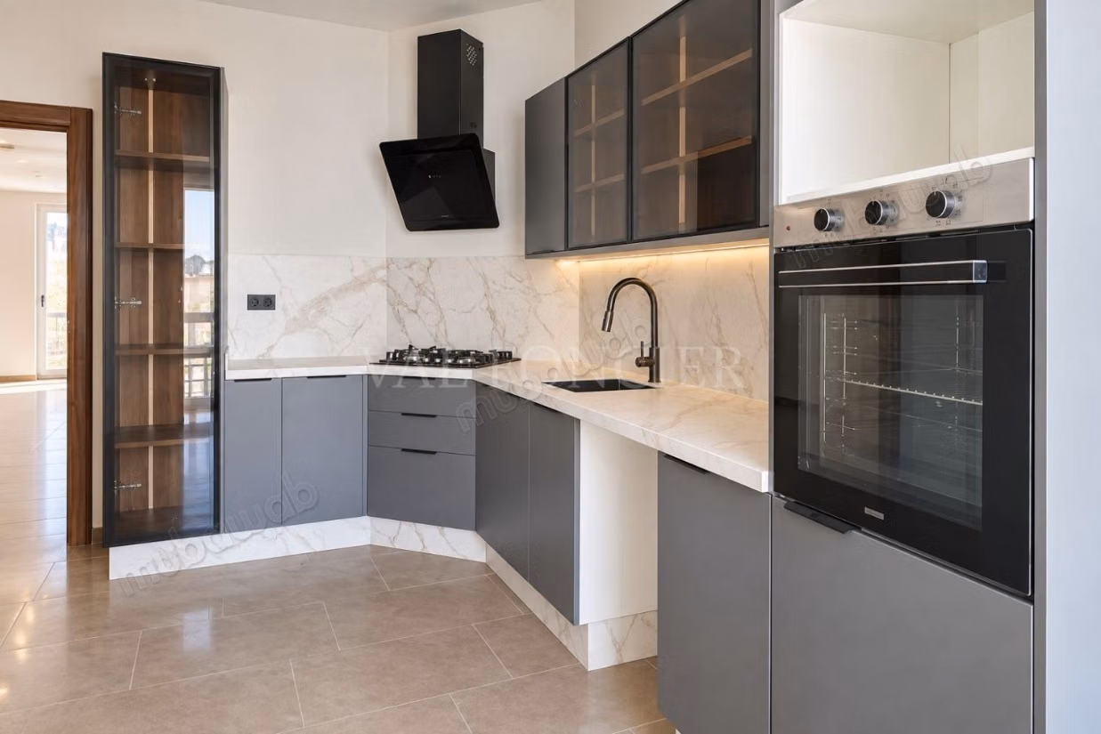 Location Superbe Appartement 3chambres étage élevé avec terrasse 
Racine, Casablanca