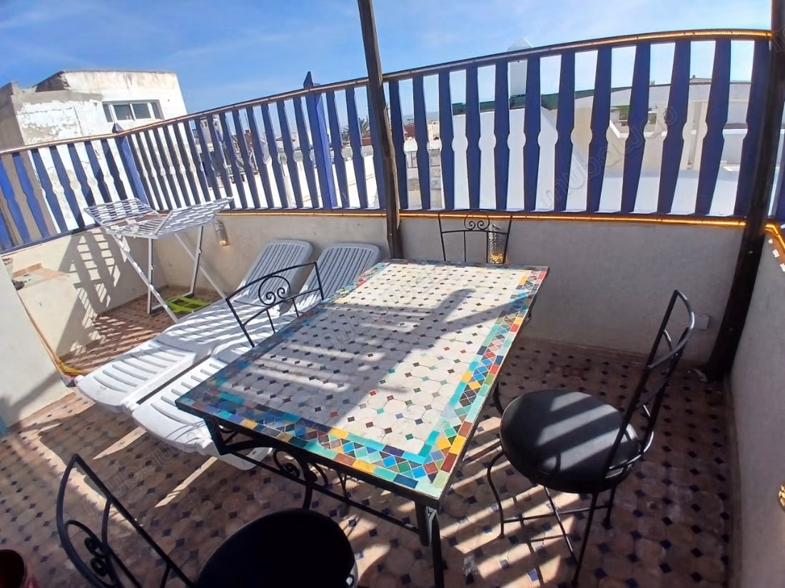 Riad à louer au centre-ville. Surface de 84 m². Vue sur la mer, double vitrage.