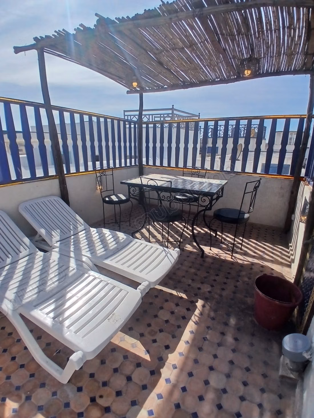Riad à louer au centre-ville. Surface de 84 m². Vue sur la mer, double vitrage.