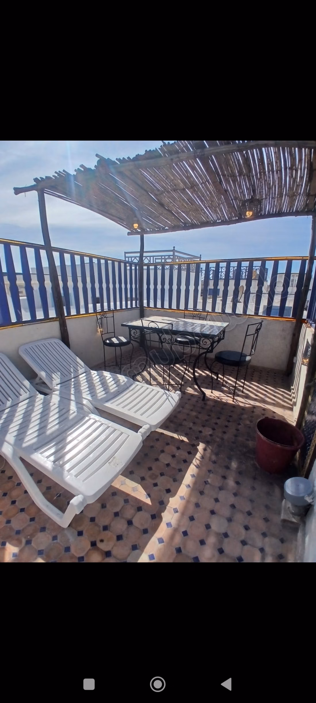 Riad à louer au centre-ville. Surface de 84 m². Vue sur la mer, double vitrage.