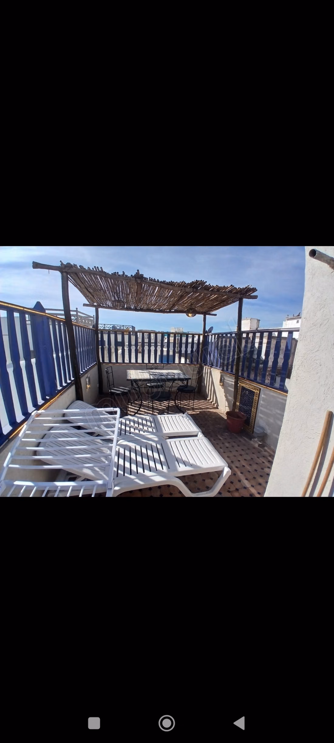 Riad à louer au centre-ville. Surface de 84 m². Vue sur la mer, double vitrage.