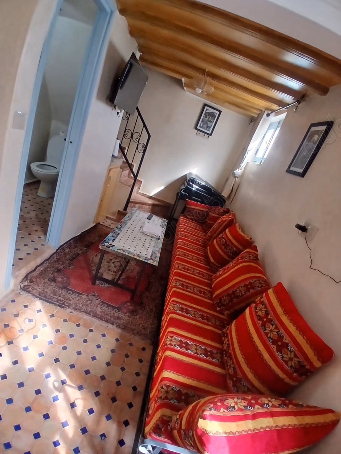 Riad à louer au centre-ville. Surface de 84 m². Vue sur la mer, double vitrage.