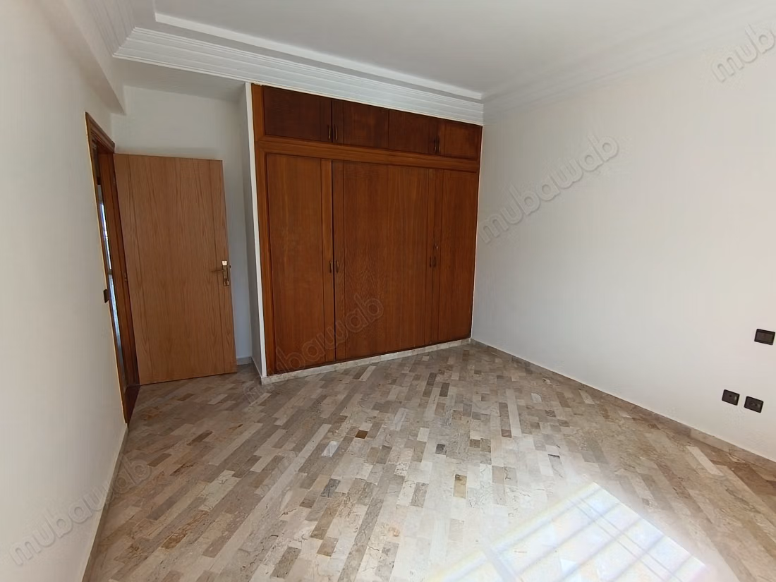 Superbe appartement non meublé à louer à Agdal