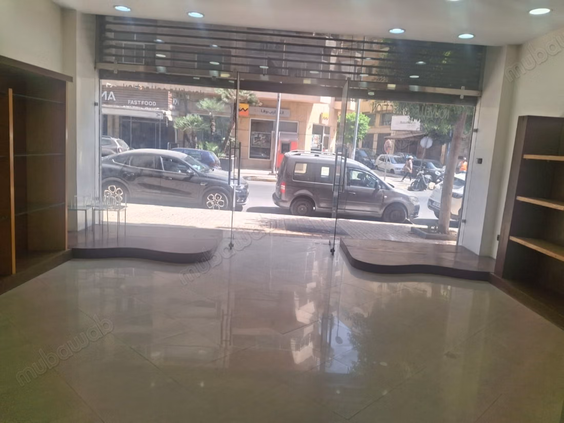 Commercial premises for sale in Nouaceur. Total area 161 m². Concierge and air conditioning