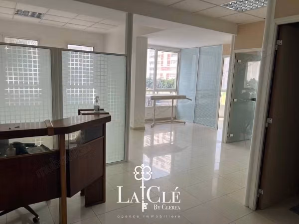 Belle uffici in affitto a Maârif. Superficie totale 74 m². Con ascensore