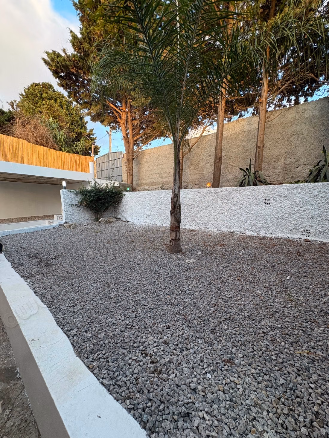 Villas de lujo en alquiler en Malabata. 2 habitaciones agradables. Terraza y jardín