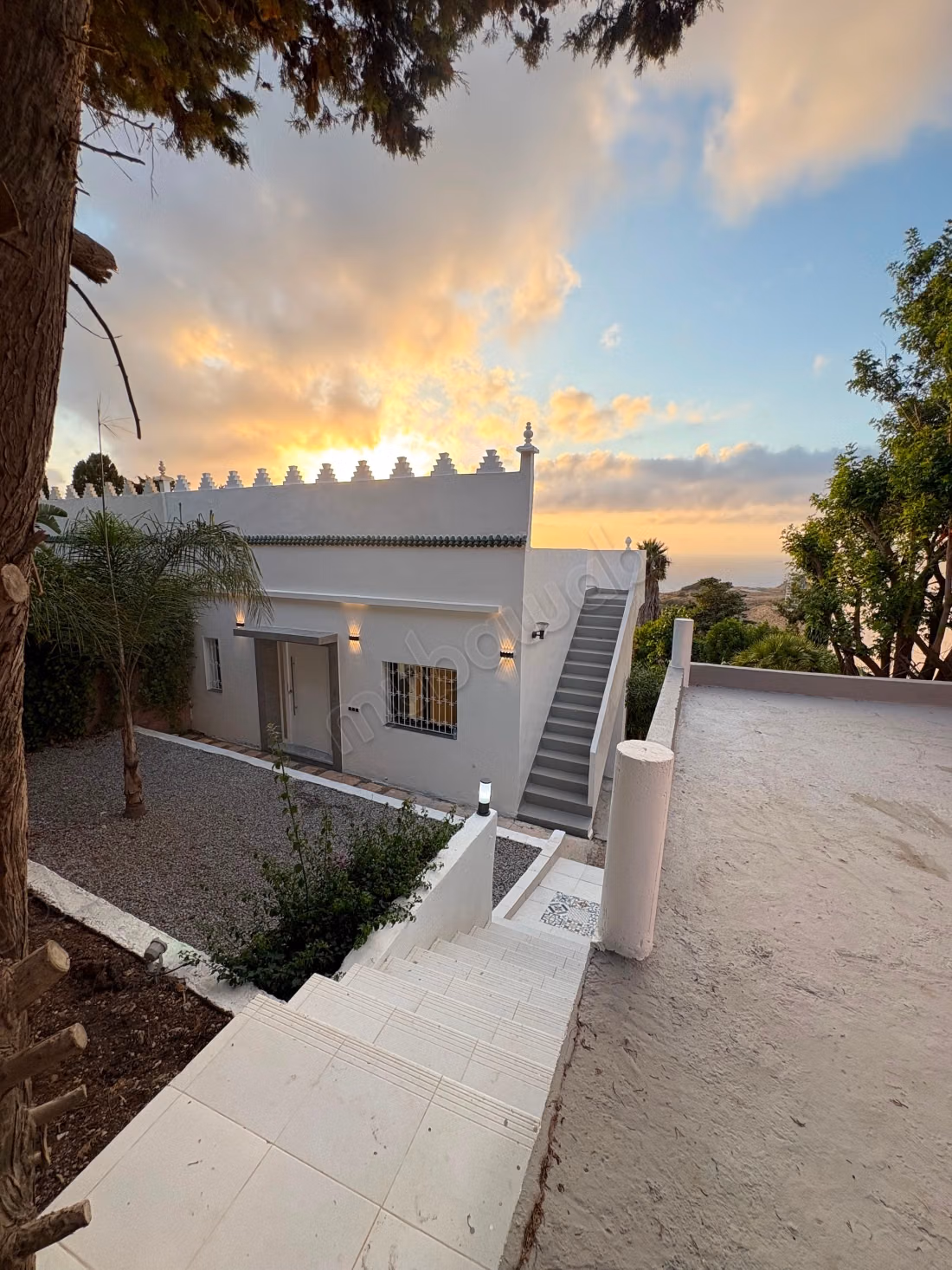 Villas de lujo en alquiler en Malabata. 2 habitaciones agradables. Terraza y jardín