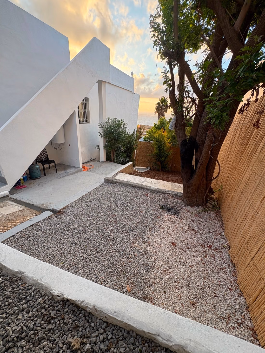 Villas de lujo en alquiler en Malabata. 2 habitaciones agradables. Terraza y jardín