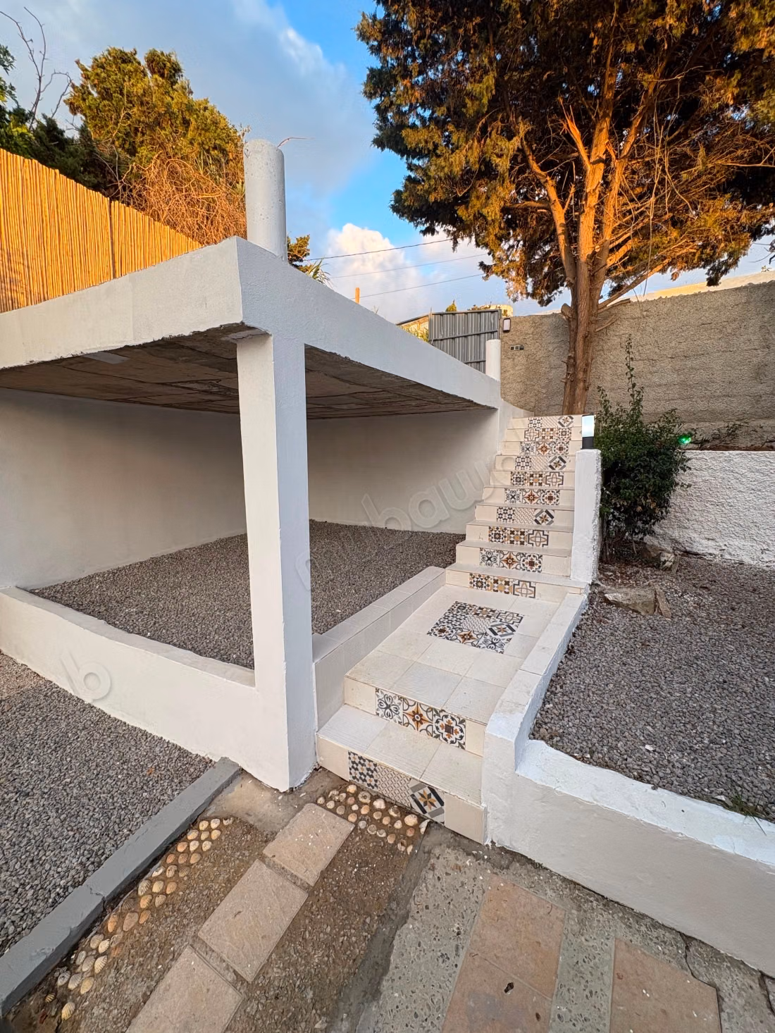 Villas de lujo en alquiler en Malabata. 2 habitaciones agradables. Terraza y jardín