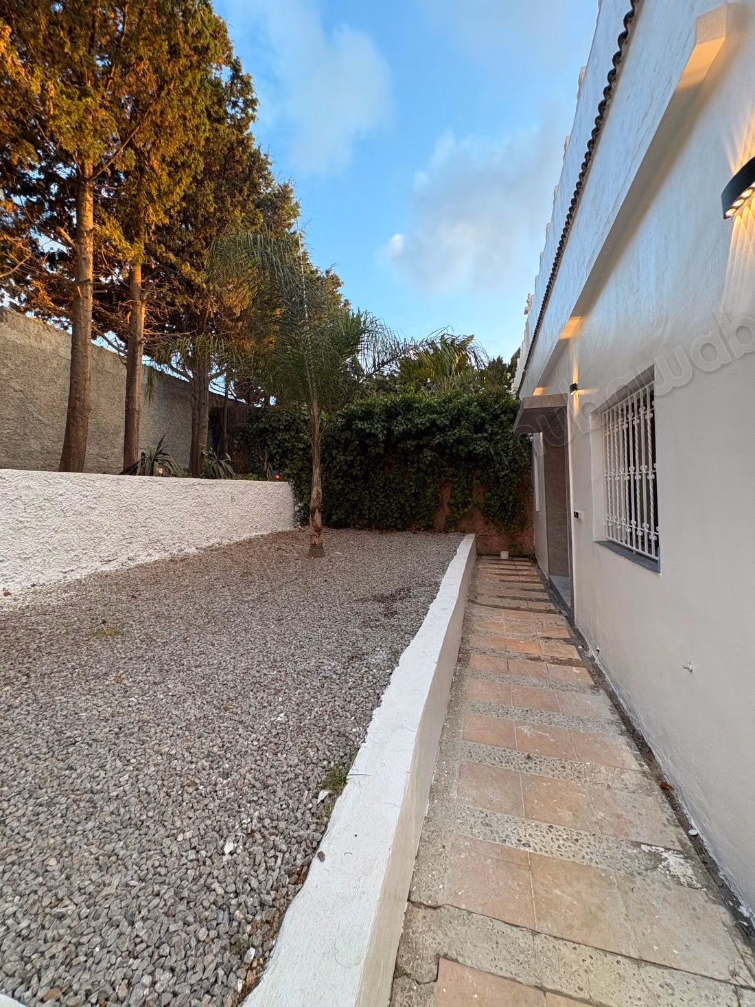 Villas de lujo en alquiler en Malabata. 2 habitaciones agradables. Terraza y jardín