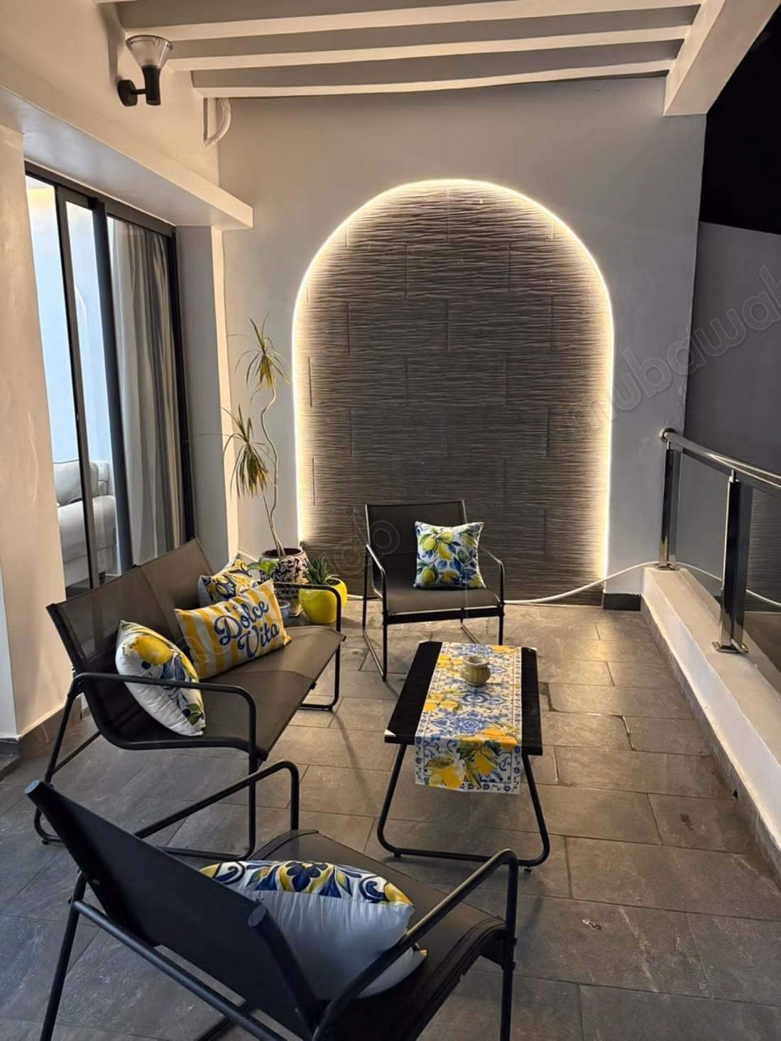 Villas de lujo en alquiler en Malabata. 2 habitaciones agradables. Terraza y jardín