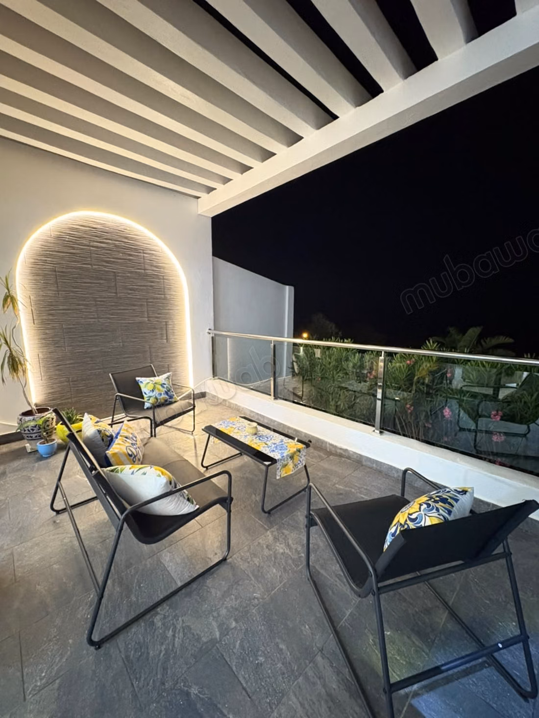 Villas de lujo en alquiler en Malabata. 2 habitaciones agradables. Terraza y jardín