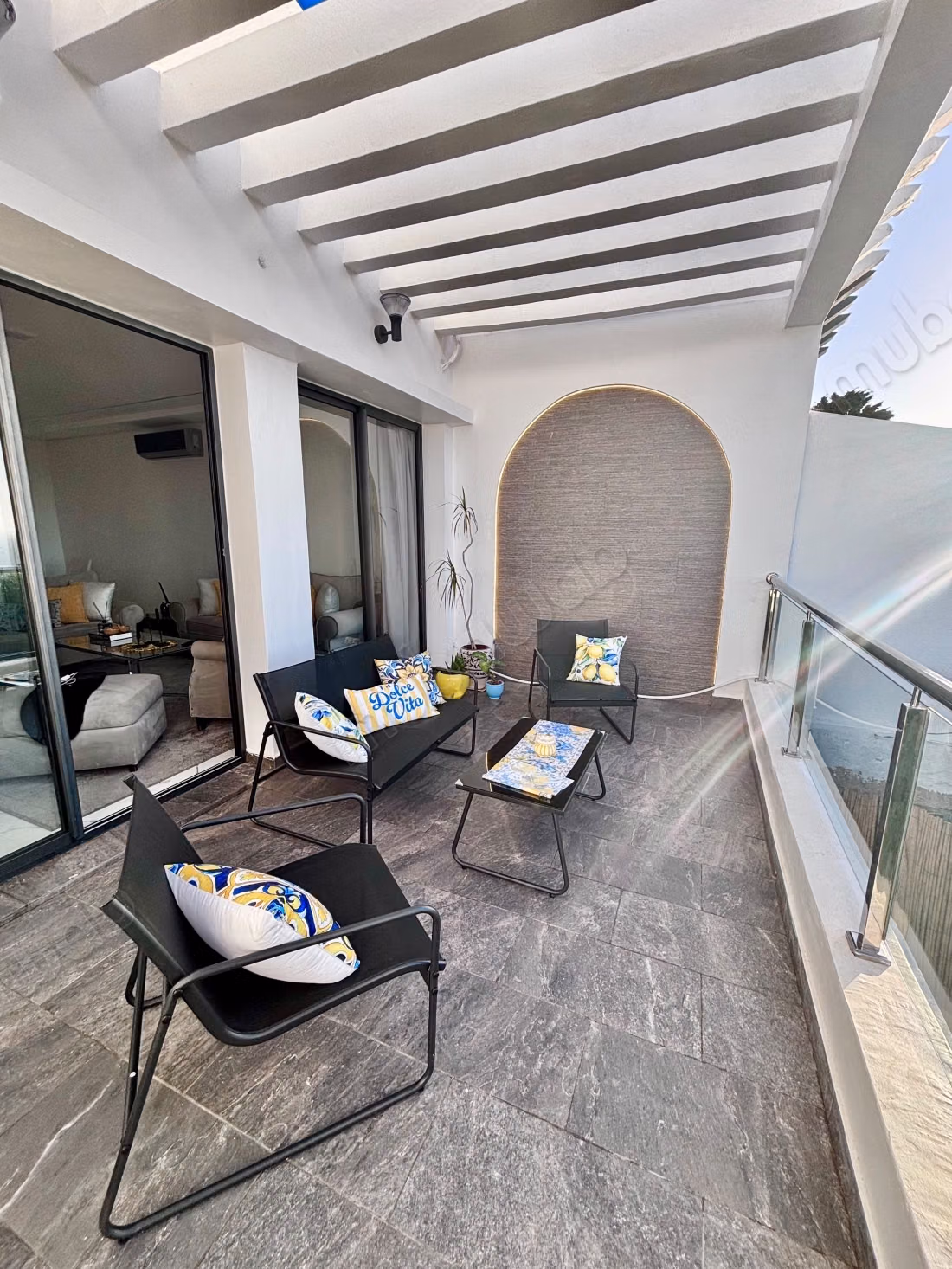Villas de lujo en alquiler en Malabata. 2 habitaciones agradables. Terraza y jardín