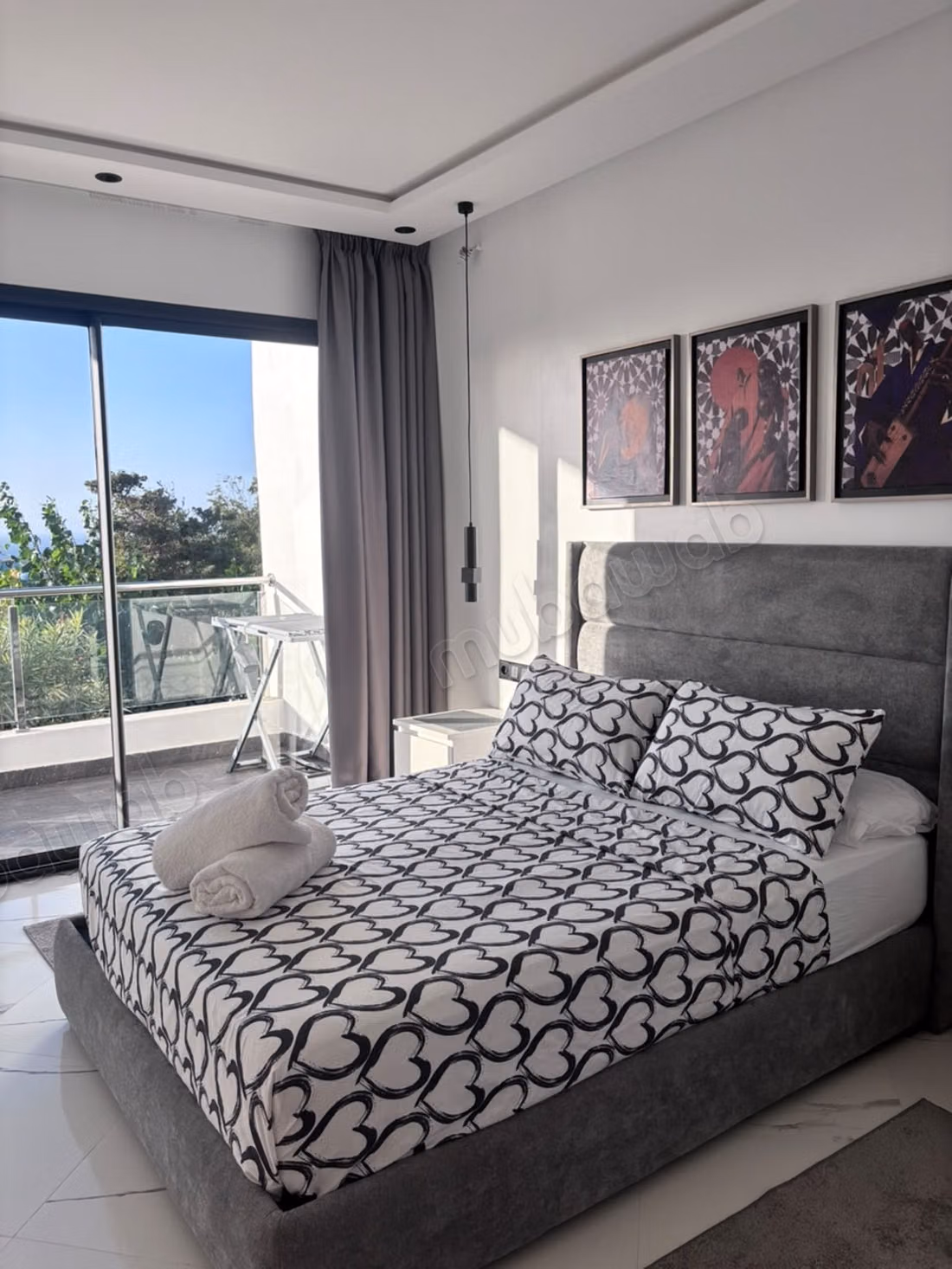 Villas de lujo en alquiler en Malabata. 2 habitaciones agradables. Terraza y jardín
