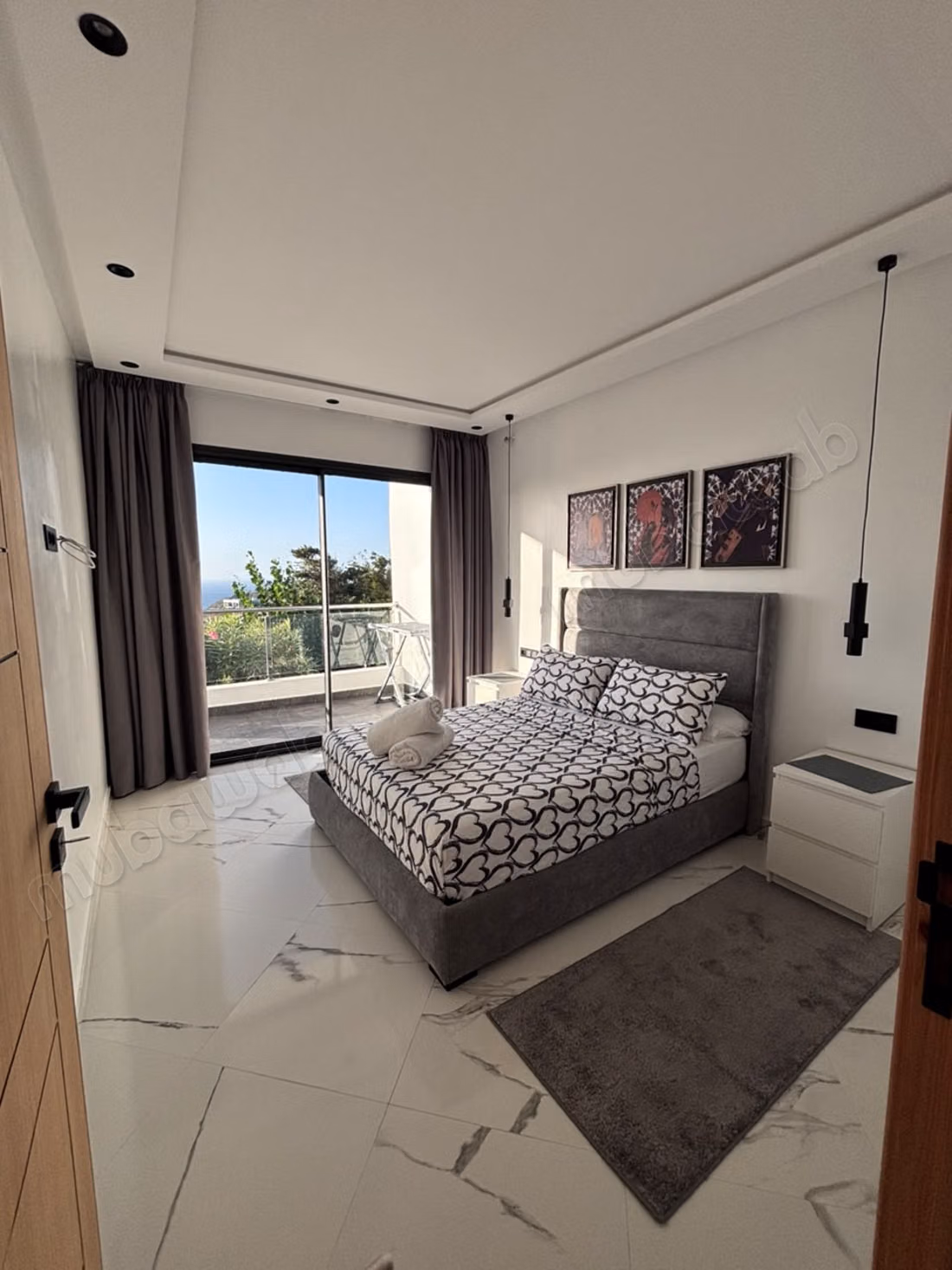 Villas de lujo en alquiler en Malabata. 2 habitaciones agradables. Terraza y jardín