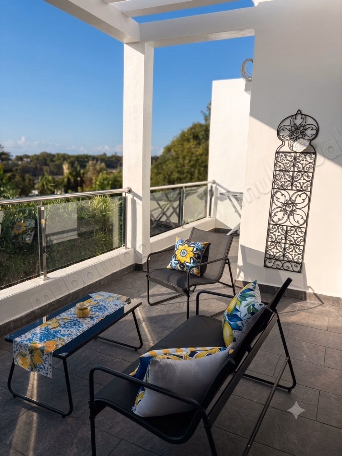 Villas de lujo en alquiler en Malabata. 2 habitaciones agradables. Terraza y jardín