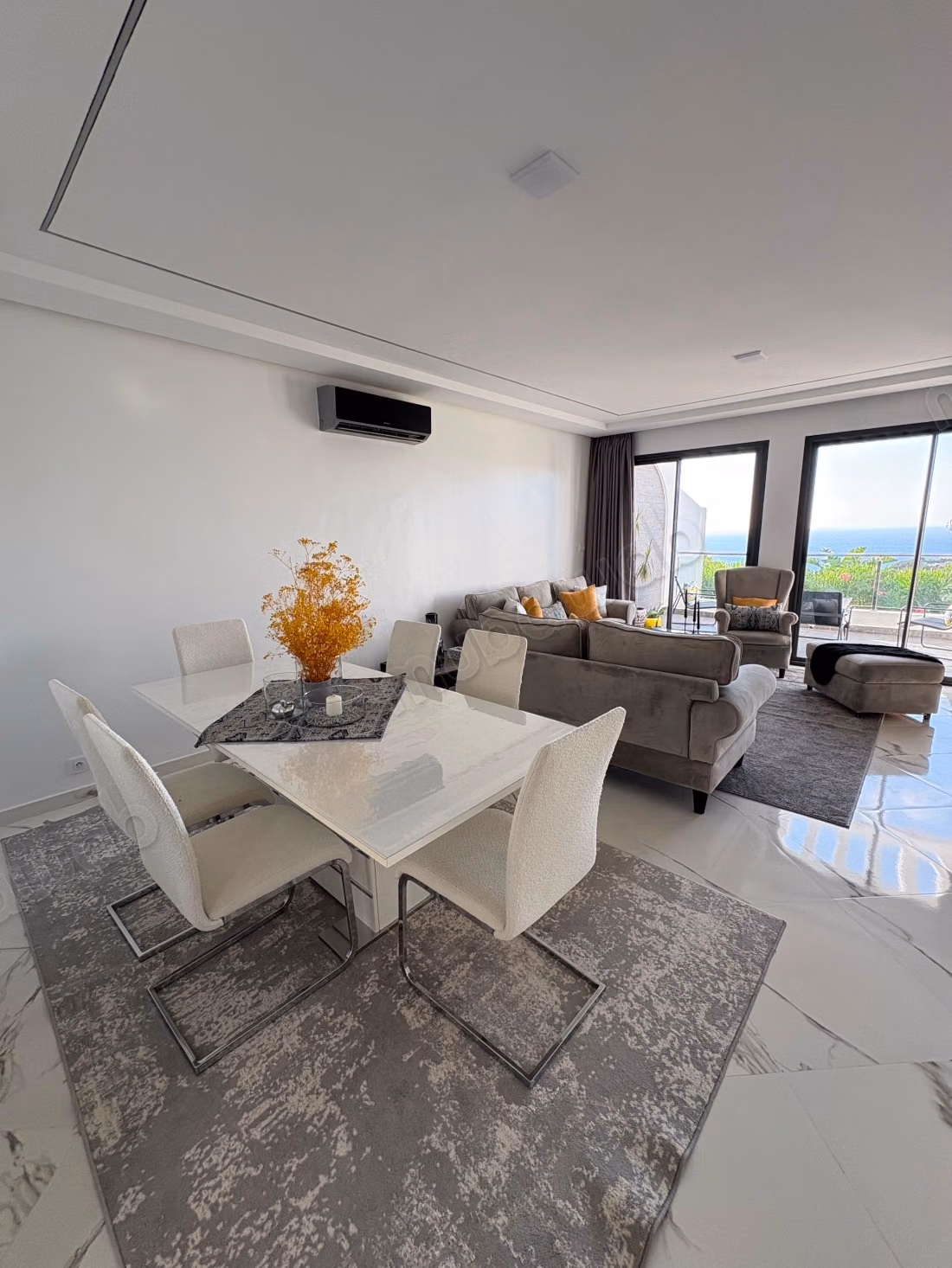 Villas de lujo en alquiler en Malabata. 2 habitaciones agradables. Terraza y jardín