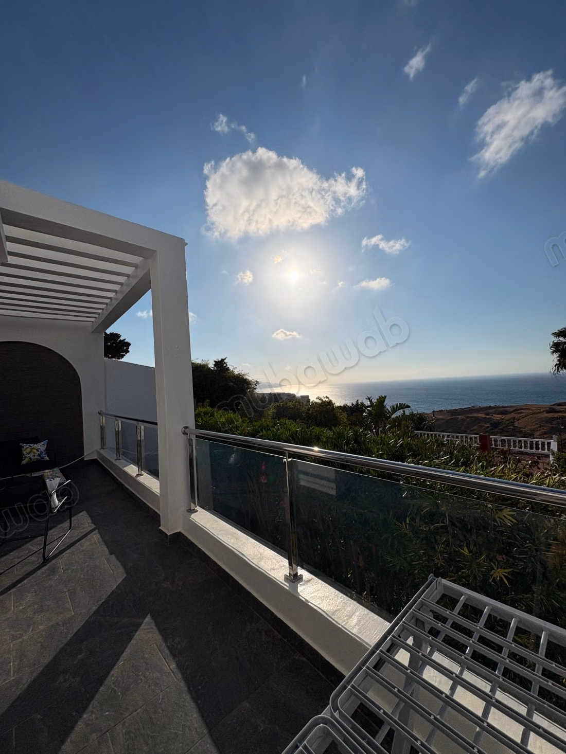 Villas de lujo en alquiler en Malabata. 2 habitaciones agradables. Terraza y jardín