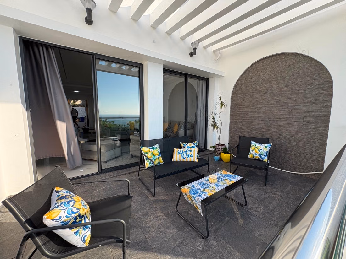 Villas de lujo en alquiler en Malabata. 2 habitaciones agradables. Terraza y jardín