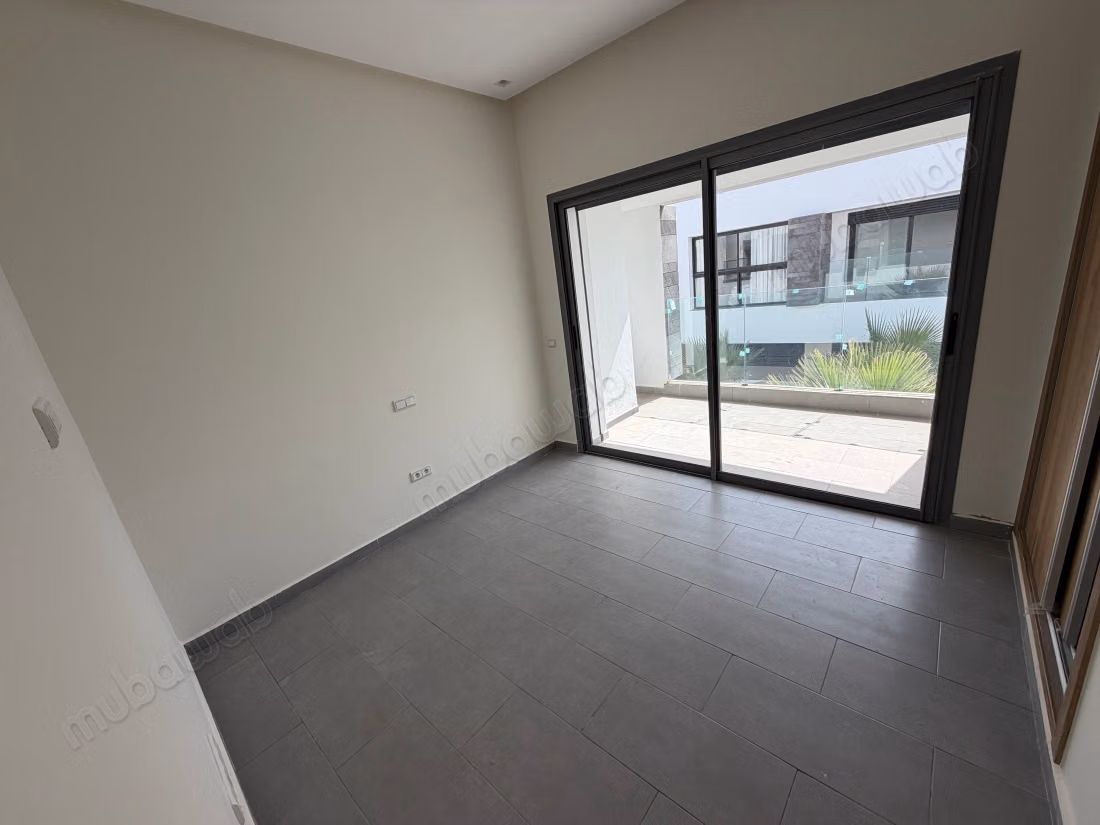Villa de luxe à louer à Harhoura. 4 chambres agréables. Belle terrasse et jardin