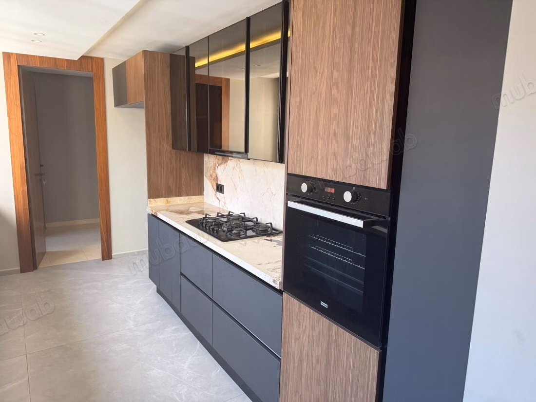 Appartement en location à Souissi. 5 grandes pièces. Sécurisé 24/24