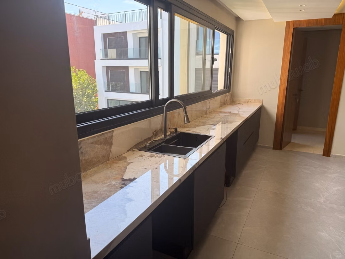 Appartement en location à Souissi. 5 grandes pièces. Sécurisé 24/24