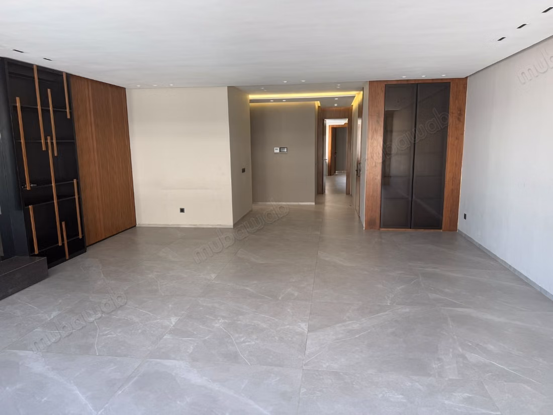 Appartement en location à Souissi. 5 grandes pièces. Sécurisé 24/24