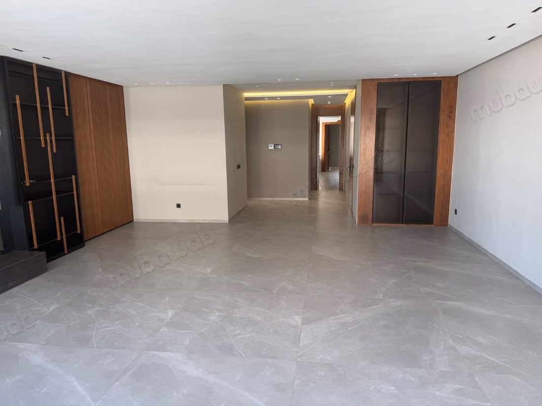 Appartement en location à Souissi. 5 grandes pièces. Sécurisé 24/24