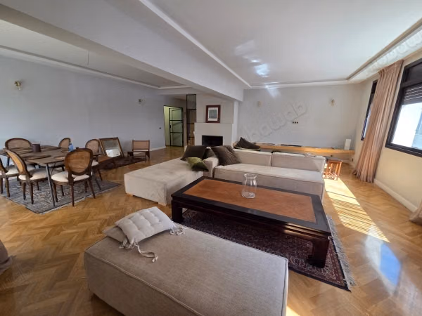 Apartment for sale in Mers Sultan. Area 206 m². Elevator and terrace