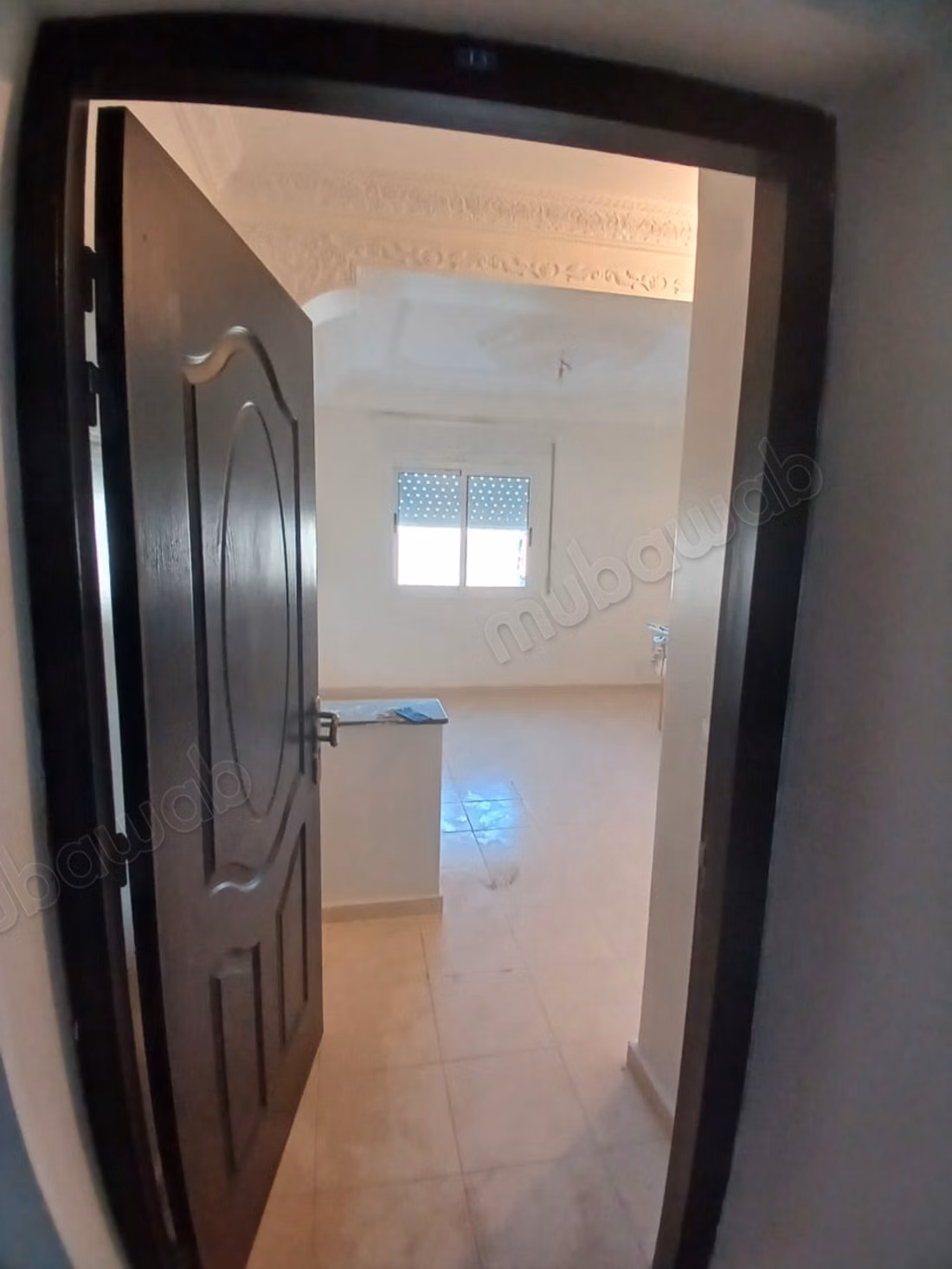 Hermoso apartamento en venta en Kewlma. 3 habitaciones grandes. Antena satelital y puerta sólida y excelente.