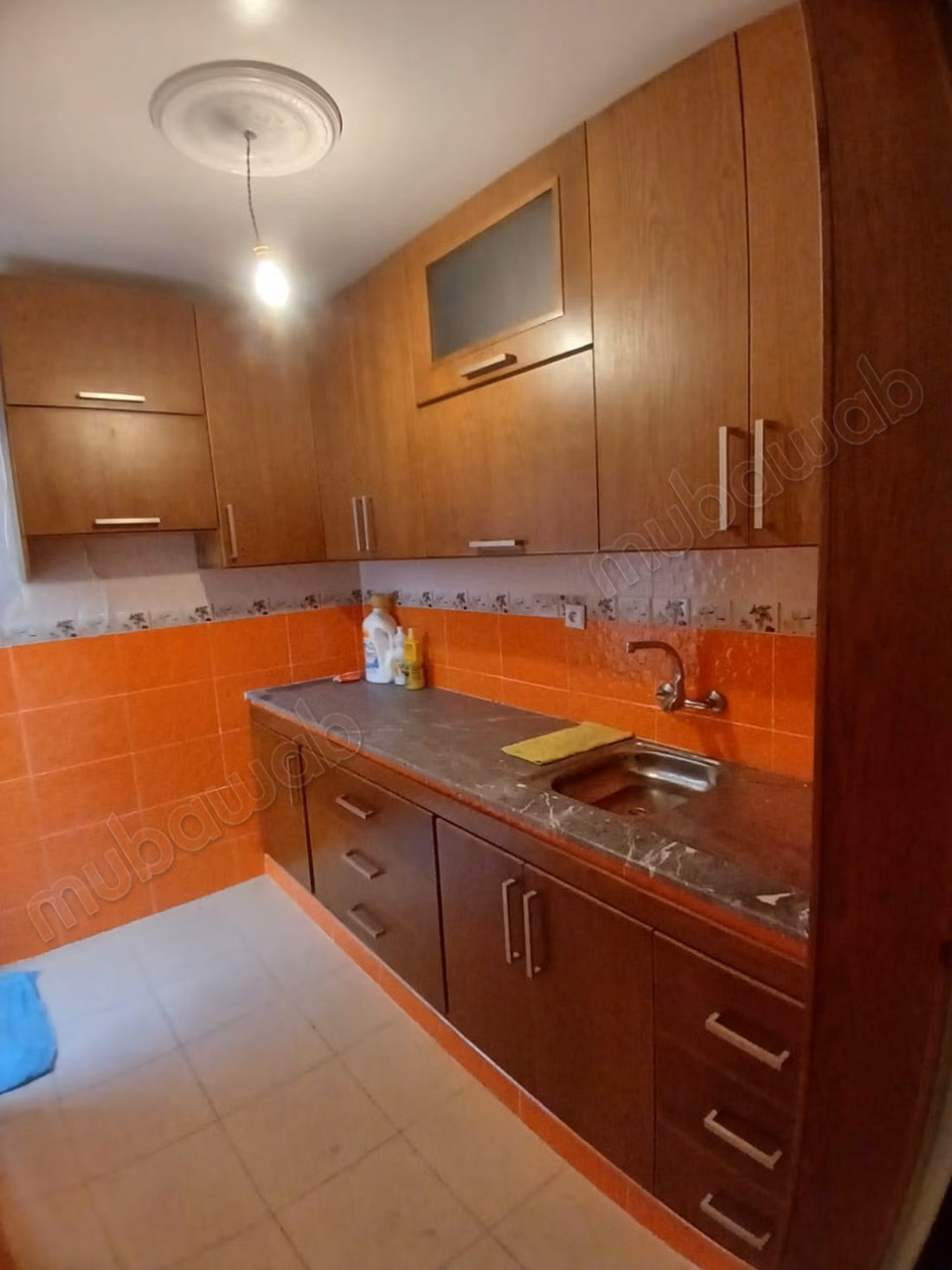 Hermoso apartamento en venta en Kewlma. 3 habitaciones grandes. Antena satelital y puerta sólida y excelente.