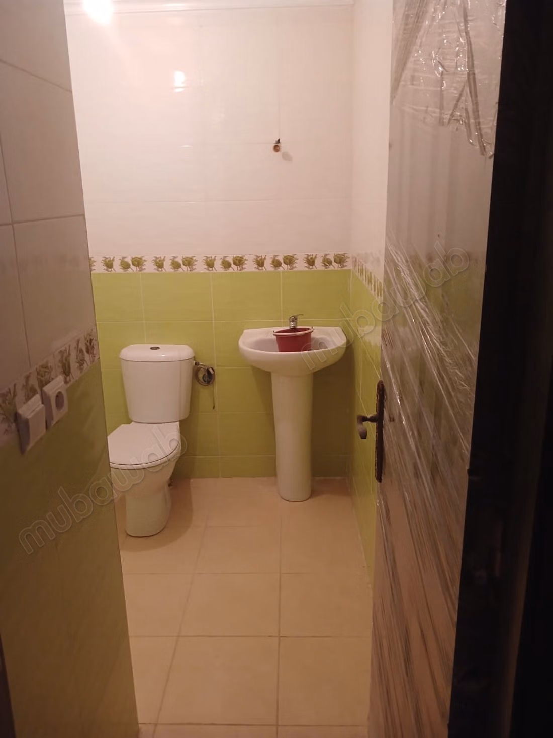Hermoso apartamento en venta en Kewlma. 3 habitaciones grandes. Antena satelital y puerta sólida y excelente.