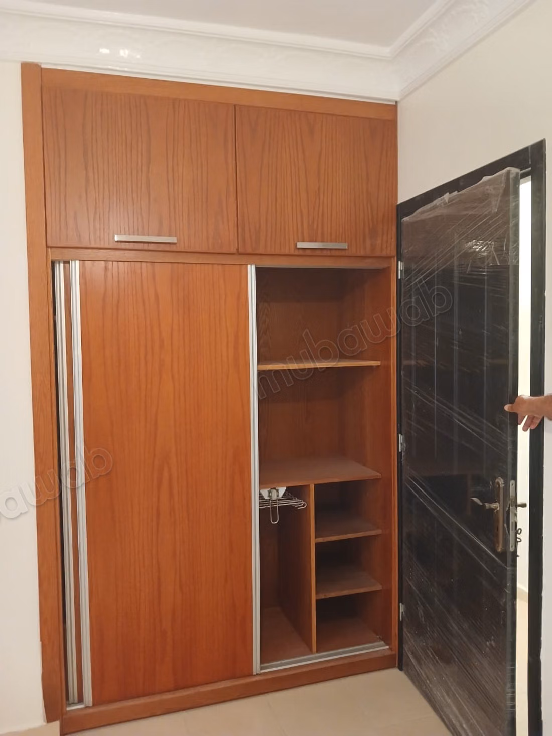 Hermoso apartamento en venta en Kewlma. 3 habitaciones grandes. Antena satelital y puerta sólida y excelente.