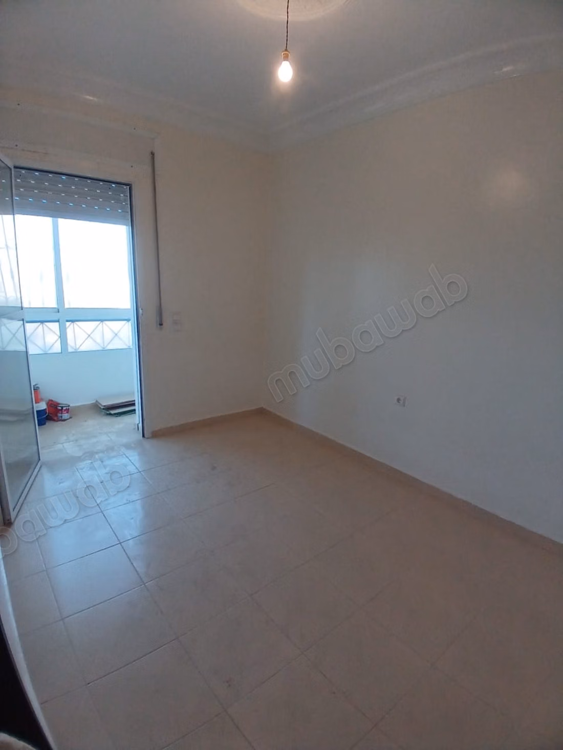 Hermoso apartamento en venta en Kewlma. 3 habitaciones grandes. Antena satelital y puerta sólida y excelente.