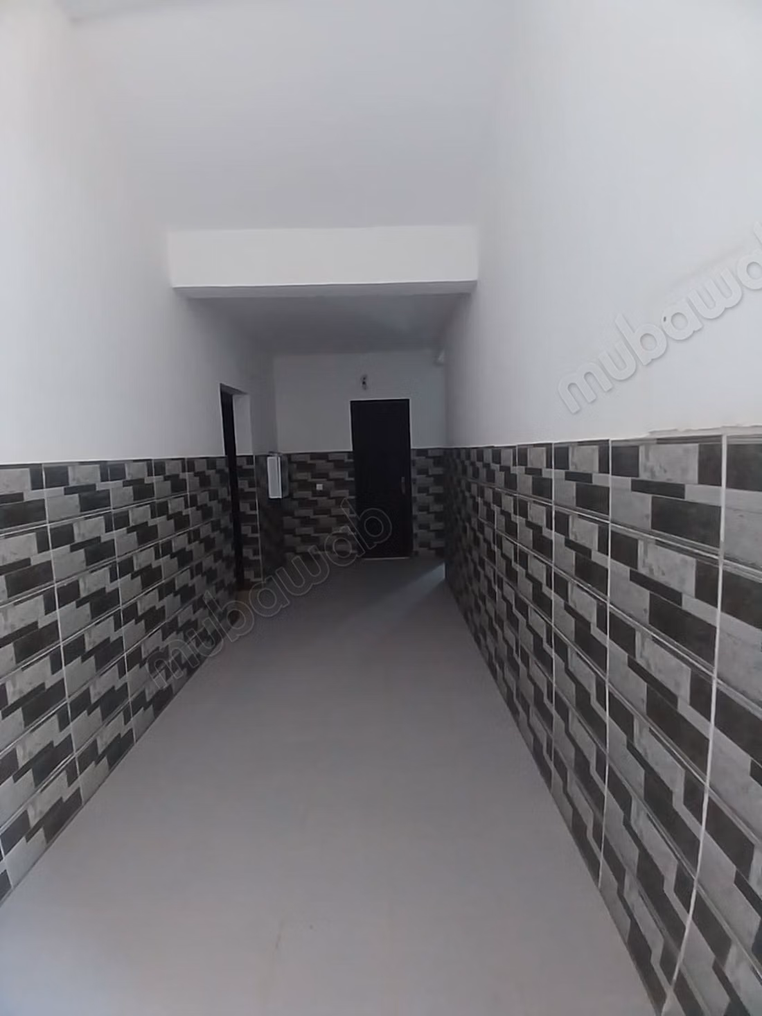 Hermoso apartamento en venta en Kewlma. 3 habitaciones grandes. Antena satelital y puerta sólida y excelente.