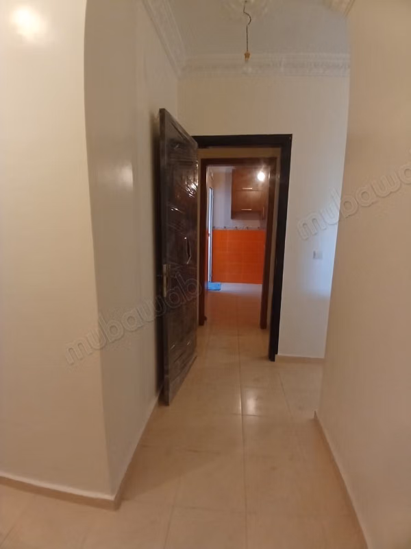 Superbe appartement à vendre à Kewlma. 3 grandes pièces. Antenne satellitaire et porte solide et excellente.