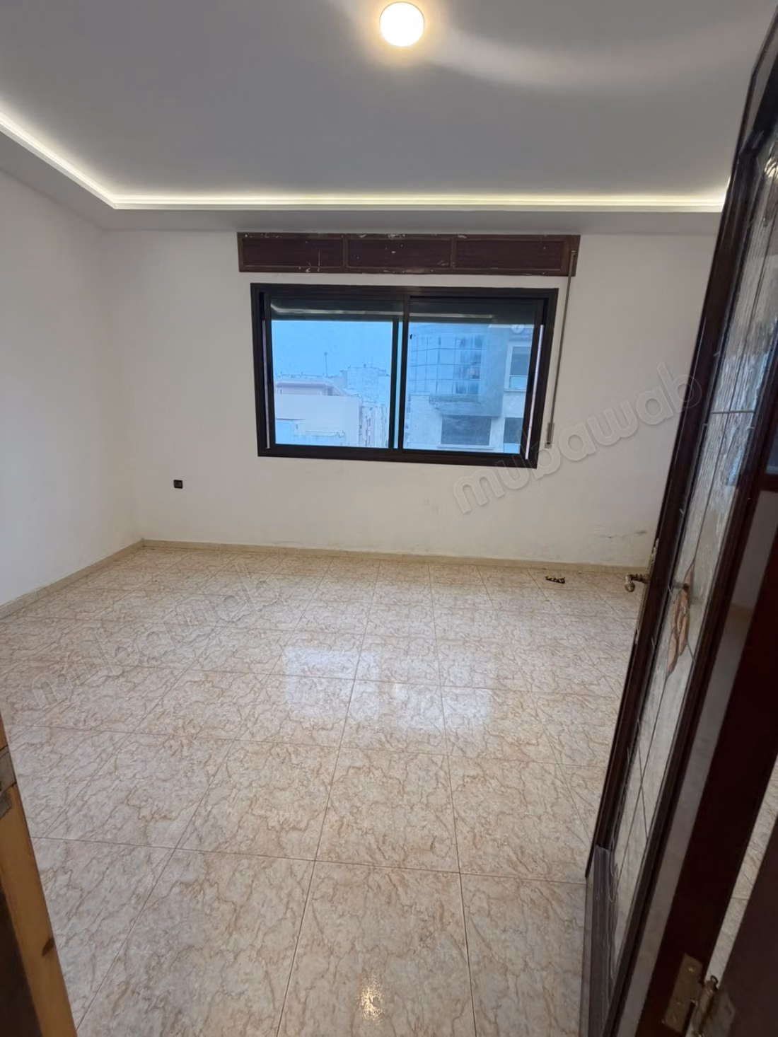 Propriétés commerciales à louer à Sania Rmel. Surface 110 m². Chauffage central et porte solide