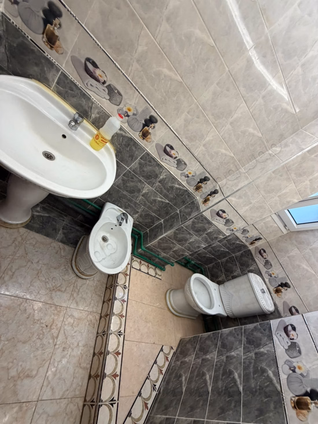 Propriétés commerciales à louer à Sania Rmel. Surface 110 m². Chauffage central et porte solide
