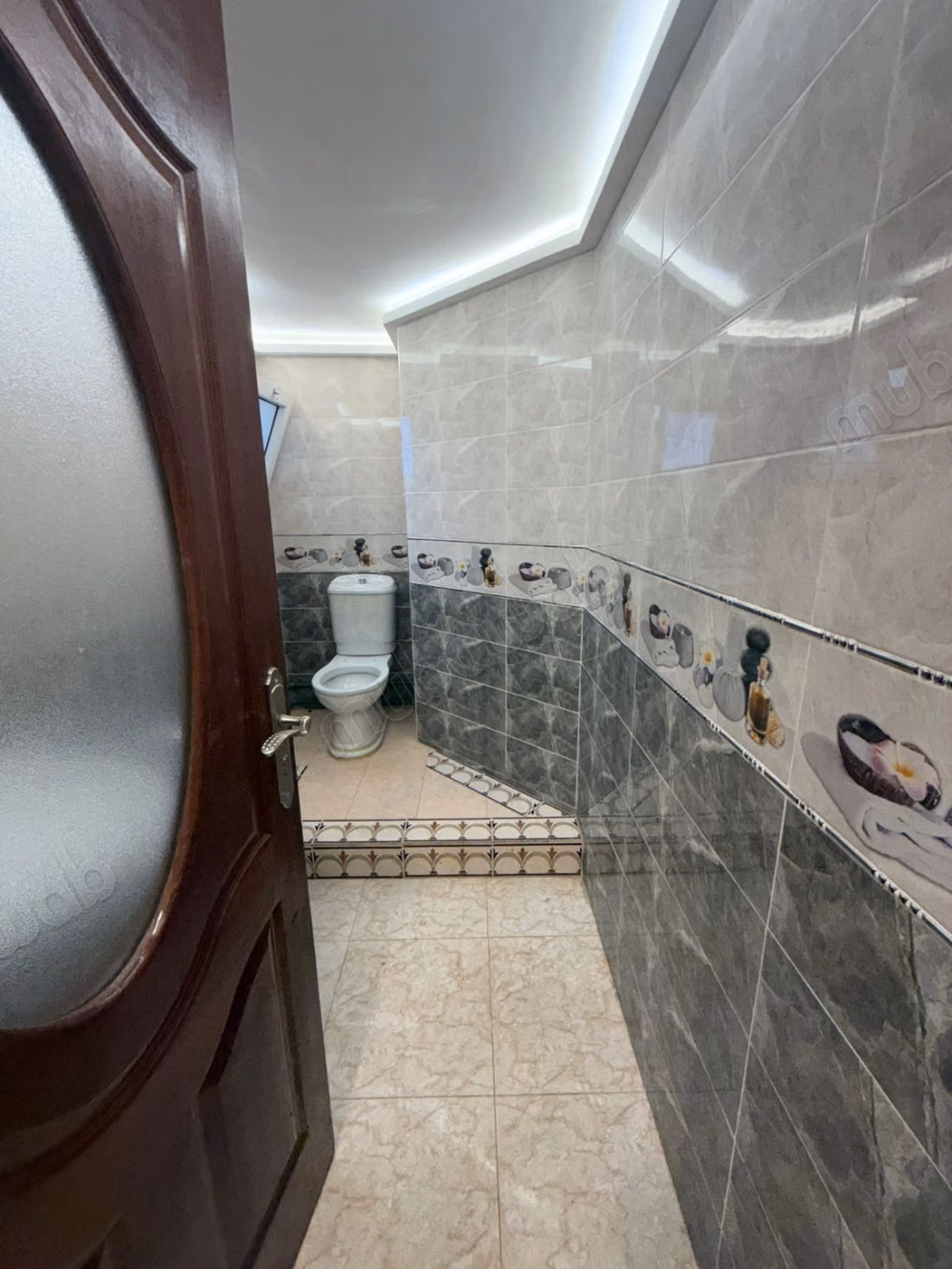 Propriétés commerciales à louer à Sania Rmel. Surface 110 m². Chauffage central et porte solide