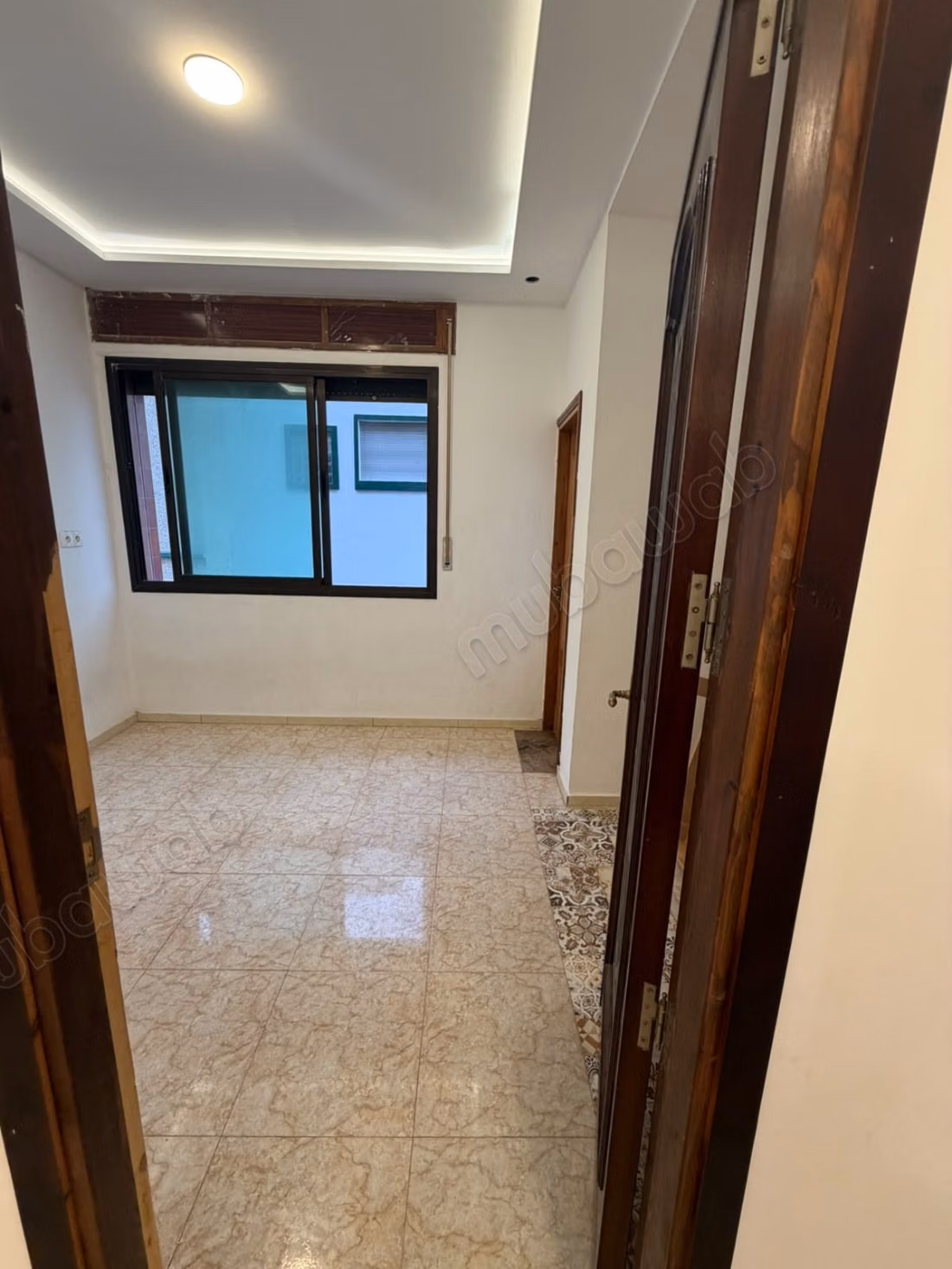 Propriétés commerciales à louer à Sania Rmel. Surface 110 m². Chauffage central et porte solide