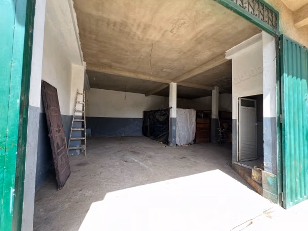 Beau local commercial en location à Ain Atig. Surface de 100 m². Fenêtres avec double vitrage et porte blindée